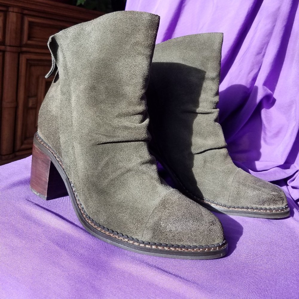 Sbicca Suede Leather Zippered Ankle Boot size 10